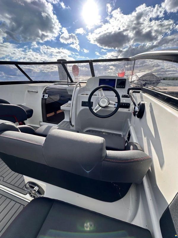 HydroMarin 6930 Daycrusier