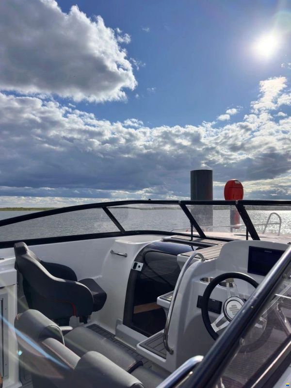 HydroMarin 6930 Daycrusier