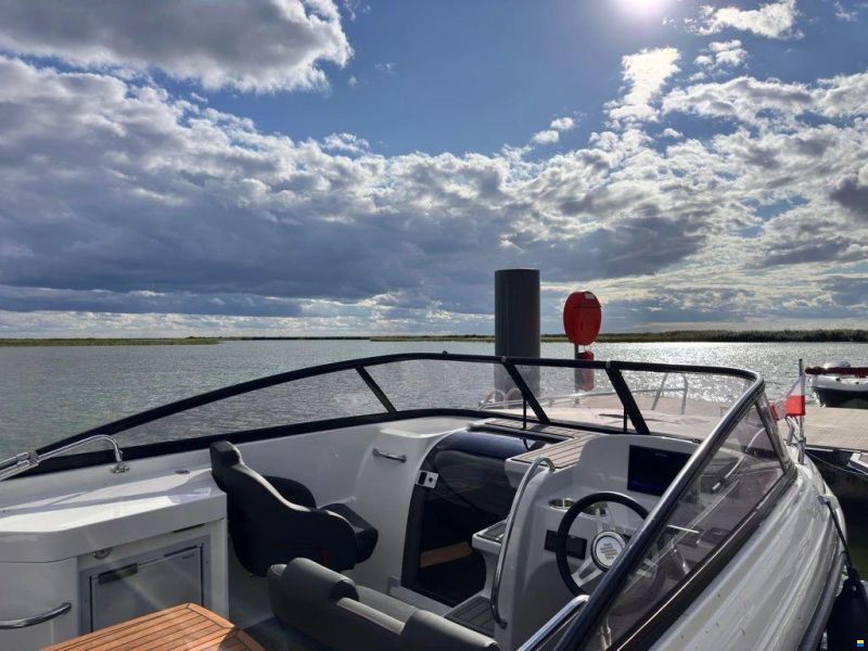 HydroMarin 6930 Daycrusier