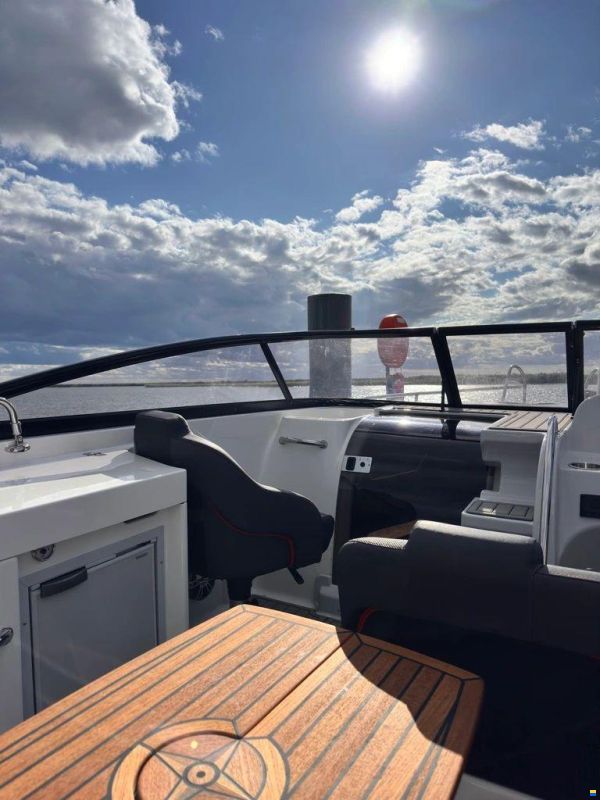 HydroMarin 6930 Daycrusier