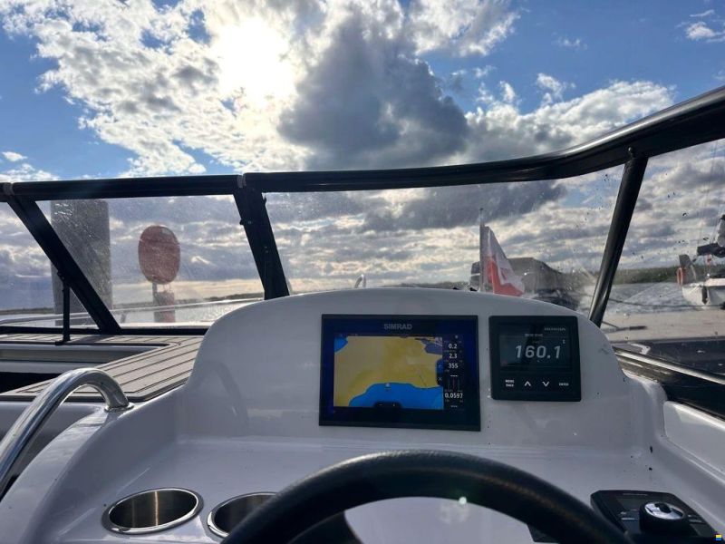 HydroMarin 6930 Daycrusier