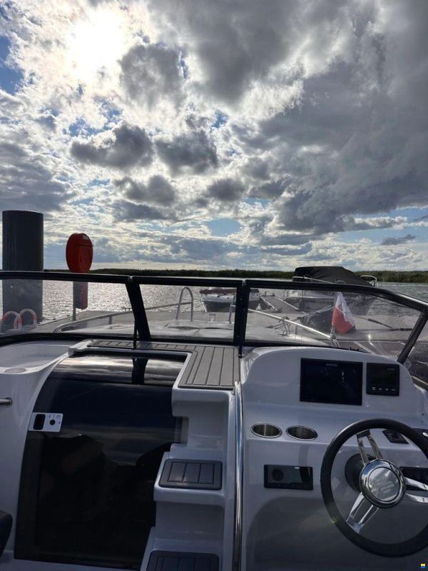 HydroMarin 6930 Daycrusier