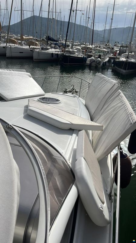 Pershing 37