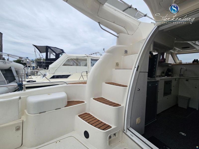 Sealine F330 Statesman