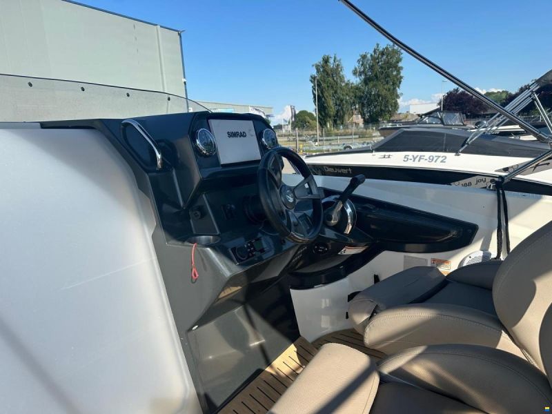 Quicksilver 555 Cabin