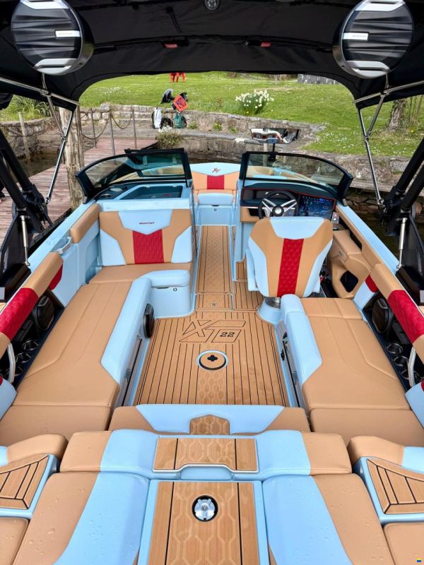 MasterCraft XT22 Wakeboard & Wakesurf