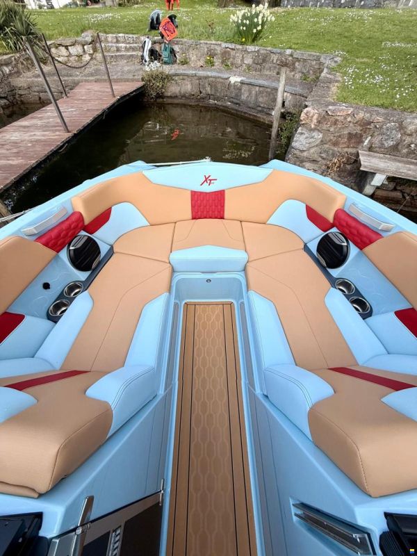 MasterCraft XT22 Wakeboard & Wakesurf