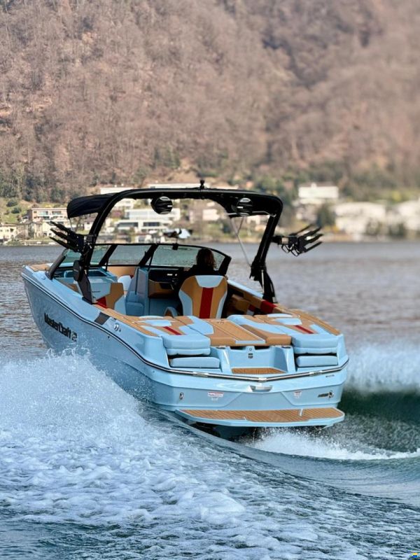 MasterCraft XT22 Wakeboard & Wakesurf