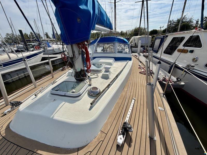 Hallberg-Rassy 352