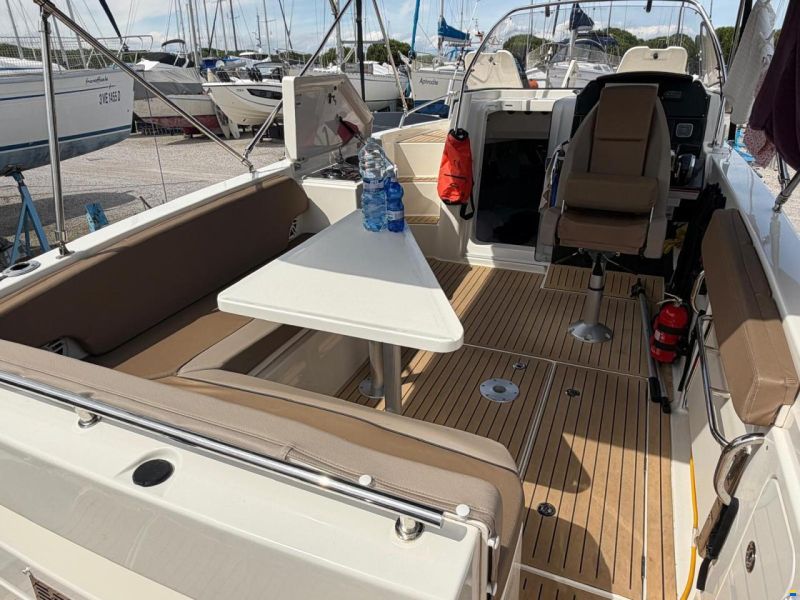 Quicksilver Activ 805 Sundeck
