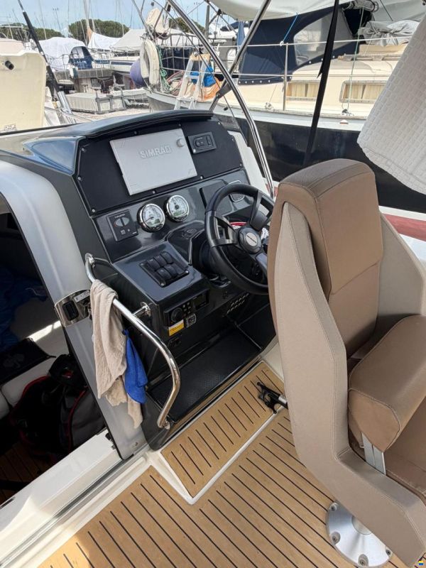 Quicksilver Activ 805 Sundeck