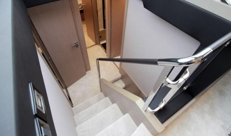 Azimut Flybridge 66