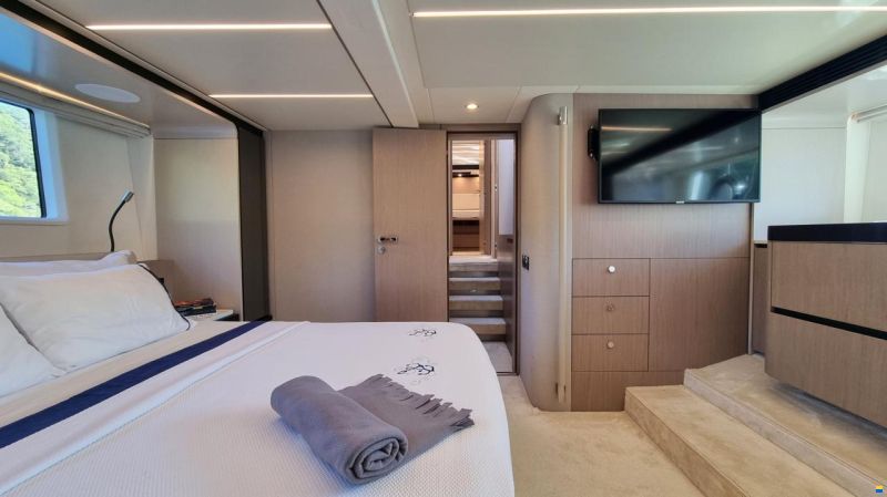 Azimut Flybridge 66