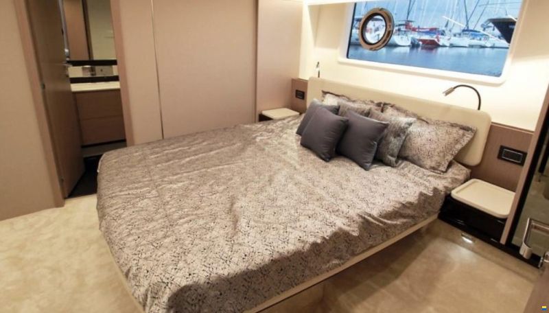 Azimut Flybridge 66