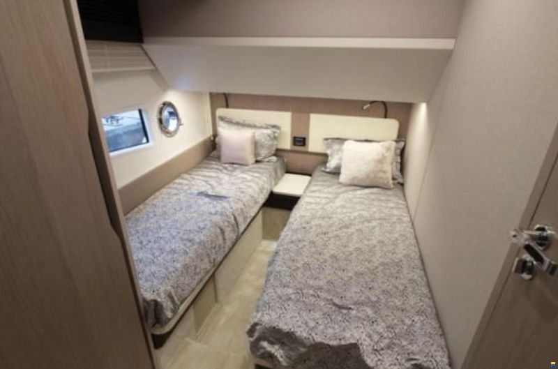 Azimut Flybridge 66