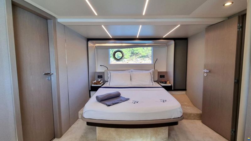 Azimut Flybridge 66