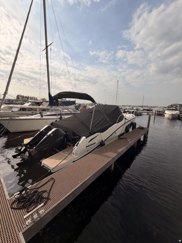 Quicksilver 875 Sundeck