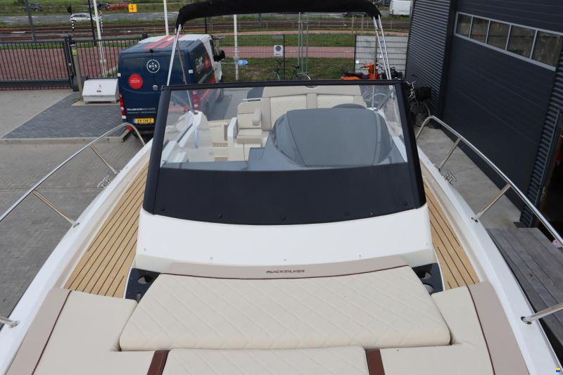 Quicksilver 875 Sundeck