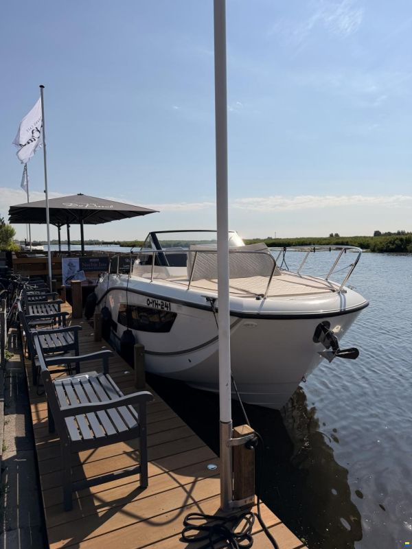 Quicksilver 875 Sundeck