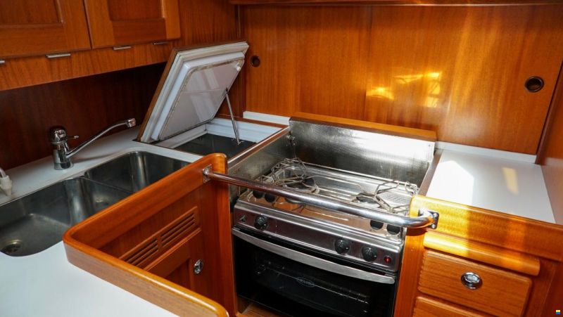 Hallberg-Rassy 37