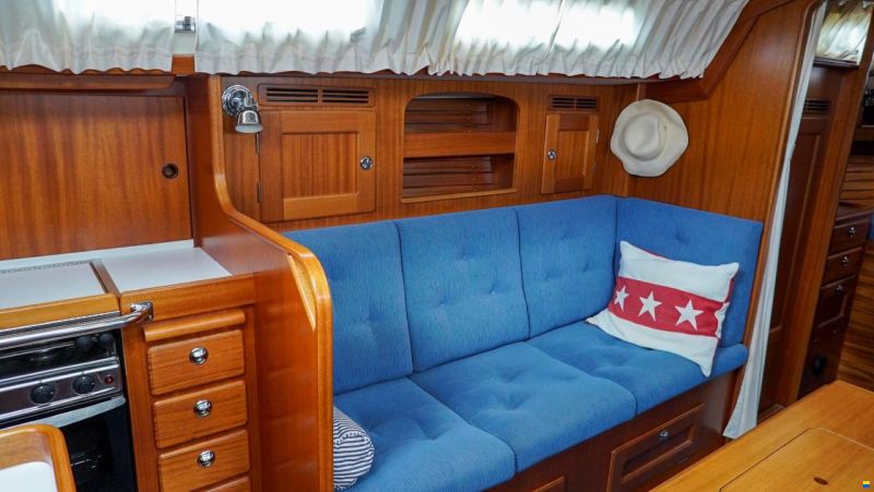 Hallberg-Rassy 37