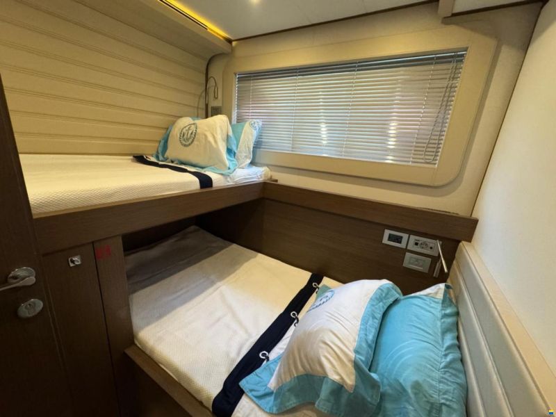Ferretti 800