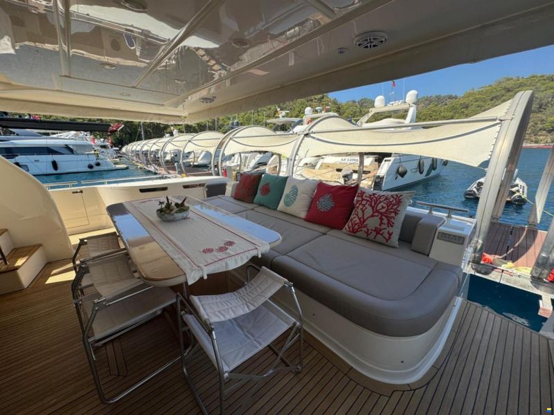 Ferretti 800