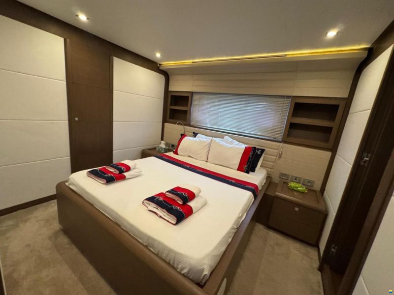 Ferretti 800
