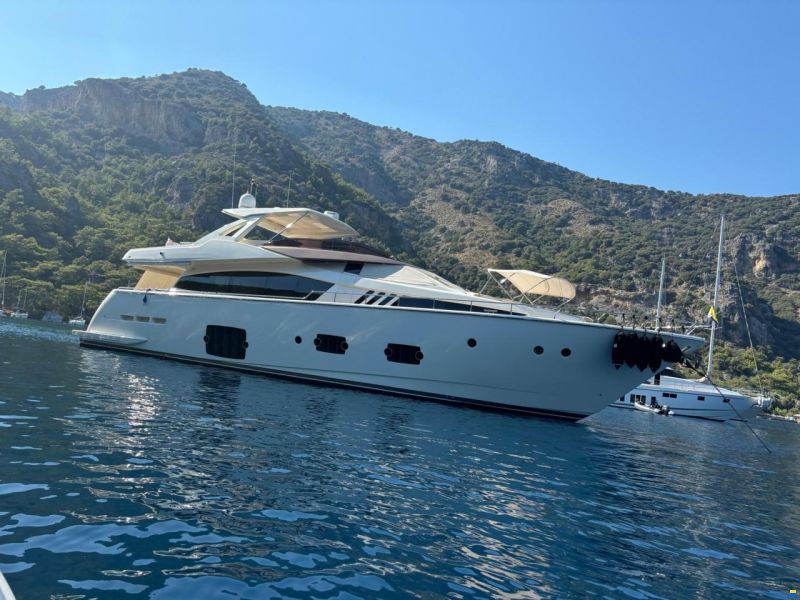 Ferretti 800