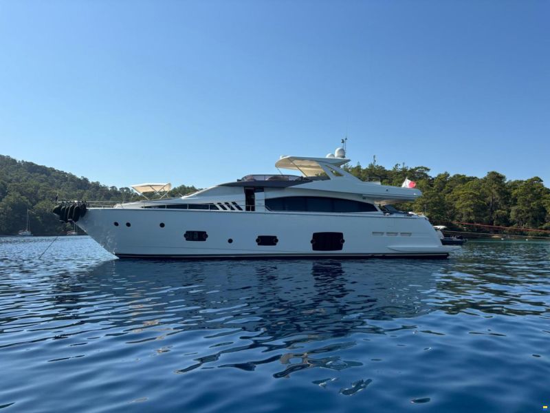Ferretti 800