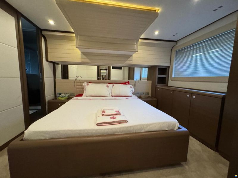 Ferretti 800