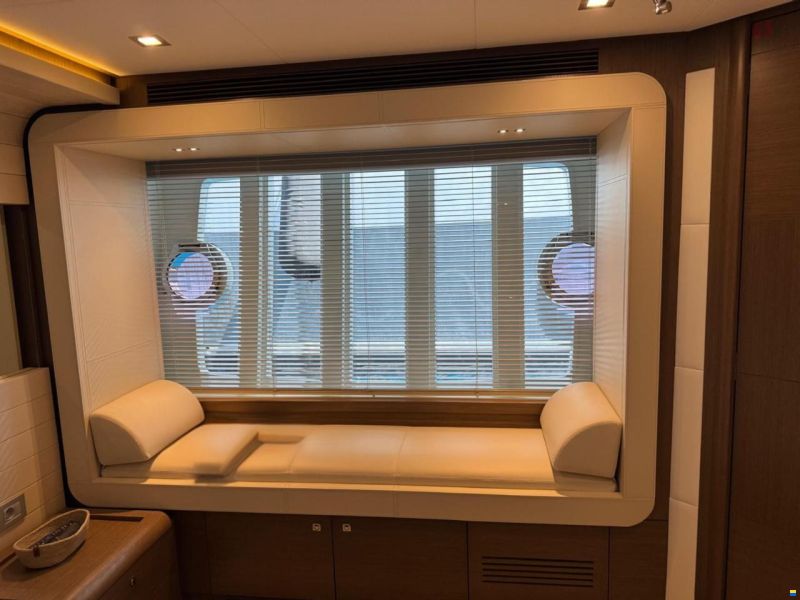 Ferretti 800