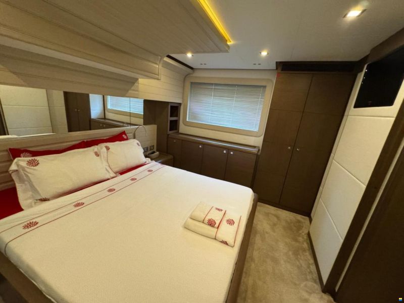Ferretti 800