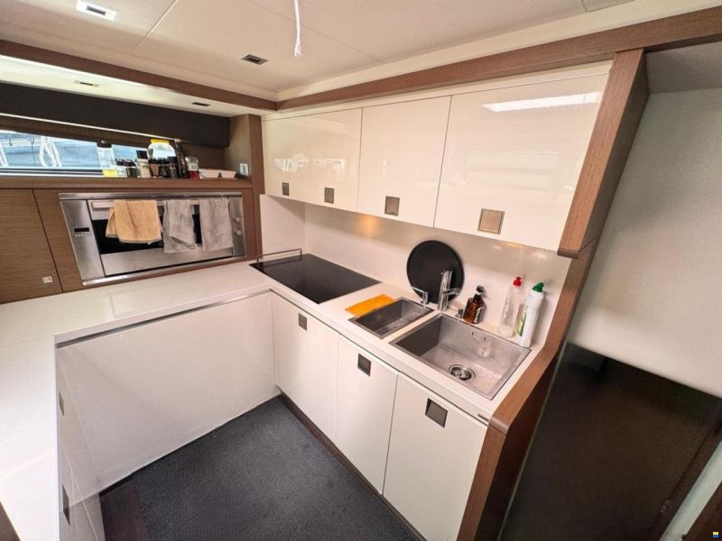 Ferretti 800