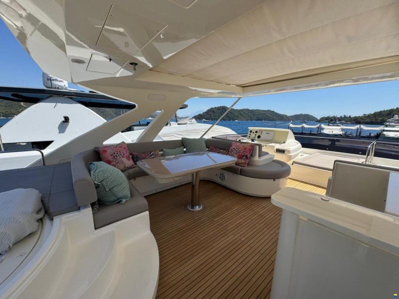 Ferretti 800