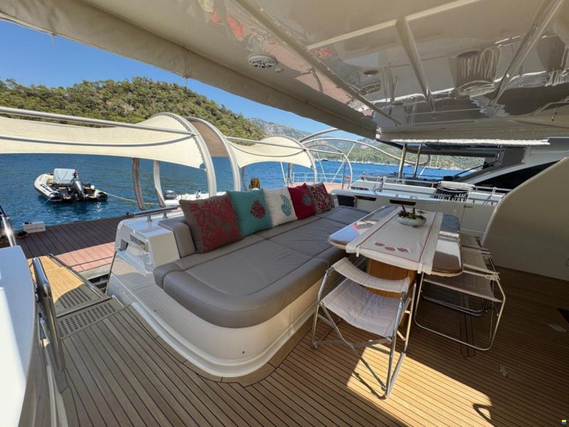 Ferretti 800