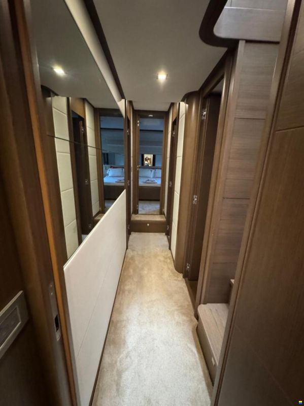 Ferretti 800