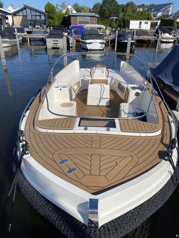 Interboat Intender 820
