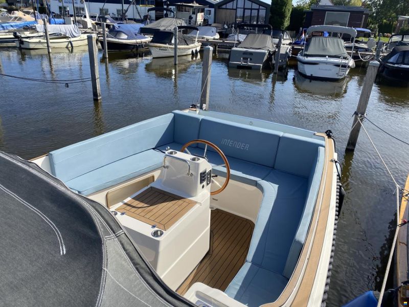Interboat Intender 820