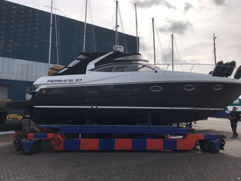 Pershing 37