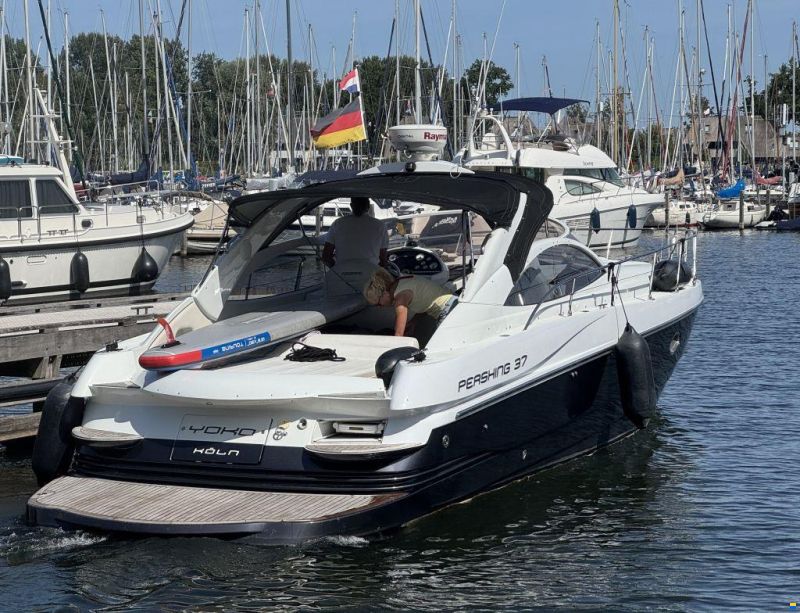 Pershing 37