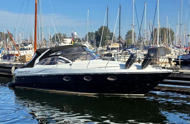 Pershing 37