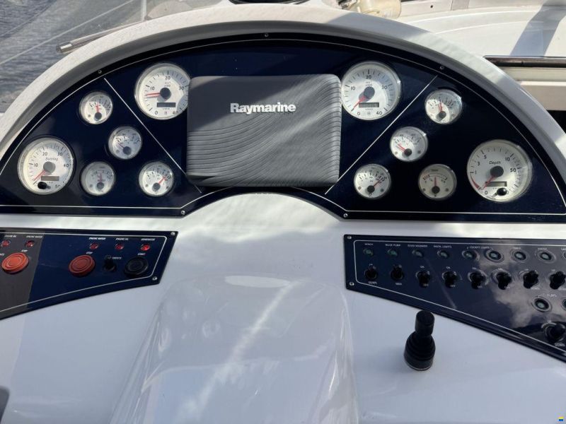 Pershing 37