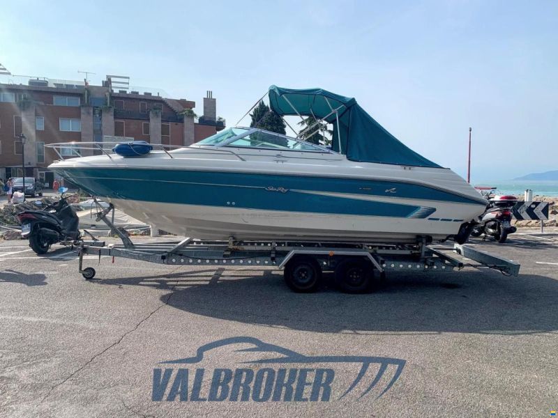 Sea Ray 220 Overnighter