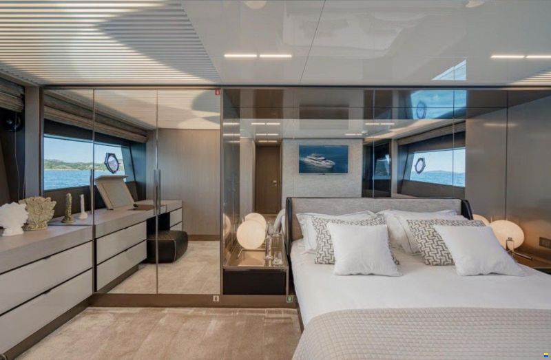 Ferretti 850