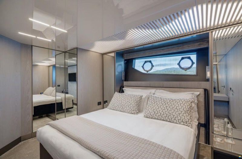 Ferretti 850