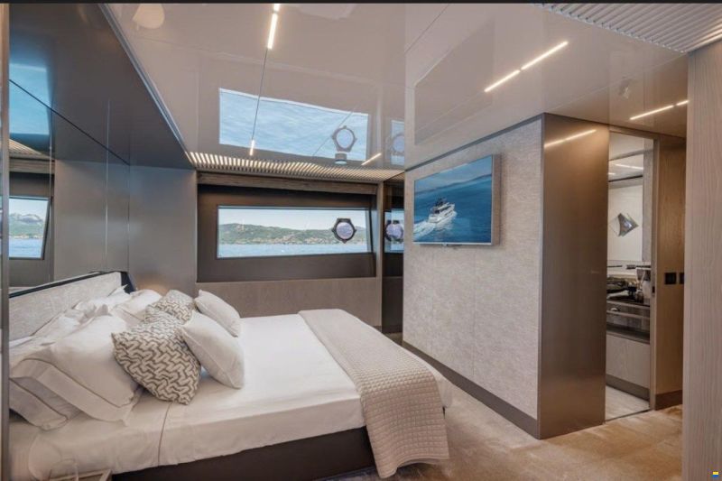 Ferretti 850
