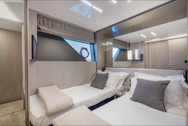 Ferretti 850