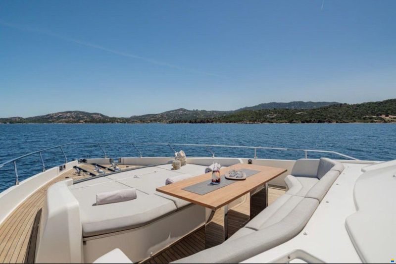 Ferretti 850