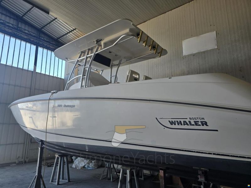 Boston Whaler OUTRAGE 320
